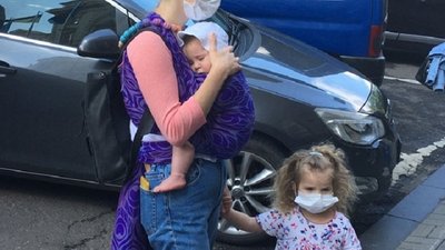 У Львові батьки вийшли на пікет щодо відкриття дитсадків У Львові батьки вийшли на пікет щодо відкриття дитсадків