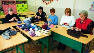 "Зігрій захисника": жительки громади на Вінниччині в'яжуть шкарпетки для оборонців "Зігрій захисника": жительки громади на Вінниччині в'яжуть шкарпетки для оборонців