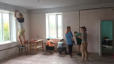 Волонтери зі всієї України допомагають облаштовувати музейну резиденцію на Тернопільщині