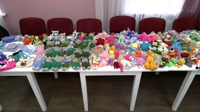 "В'язана сотня": у Рівному волонтери зібрали іграшки ручної роботи для дітей з Куп'янська