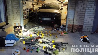 У гаражі чоловіка, який вчинив самогубство у Харкові, знайшли арсенал зброї У гаражі чоловіка, який вчинив самогубство у Харкові, знайшли арсенал зброї