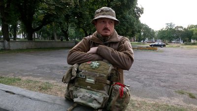 Зайшов попити кави на ярмарок: військовий медик розповів про порятунок дворічної дитини на Валу у Чернігові