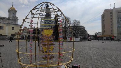 Луцьк прикрашають до великодніх свят