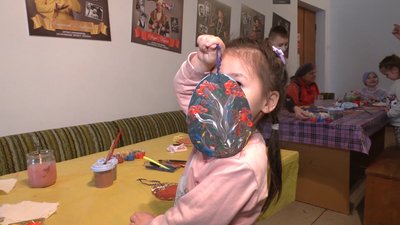 "За тиждень – Великдень": у Рівному актори театру ляльок вчили дітей розмальовувати писанки