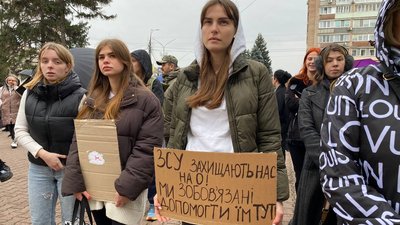 Йой, пане мер, а у нас тут ціла площа: у Черкасах відбулася акція "Гроші на ЗСУ" Йой, пане мер, а у нас тут ціла площа: у Черкасах відбулася акція "Гроші на ЗСУ"