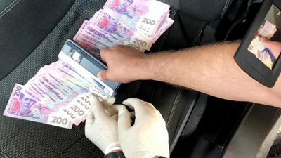 На Луганщині директора профліцею затримали на хабарі На Луганщині директора профліцею затримали на хабарі