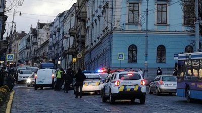 У Чернівцях авто патрульної поліції збило пішохідку, вона рухалась поза межами переходу
