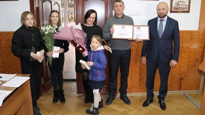Черкащанка отримала звання "Матір-героїня" Черкащанка отримала звання "Матір-героїня"