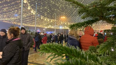 Кияни зібралися біля головної ялинки, щоб зустріти Новий рік Кияни зібралися біля головної ялинки, щоб зустріти Новий рік