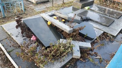 На Житомирщині невідомі зруйнували гранітні плити над могилами на кладовищі На Житомирщині невідомі зруйнували гранітні плити над могилами на кладовищі