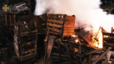 Пожежа на території деревообробного підприємства