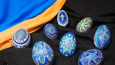 Жителька Тернопільщини безкоштовно навчає писанкарству під час виставки своїх робіт Жителька Тернопільщини безкоштовно навчає писанкарству під час виставки своїх робіт