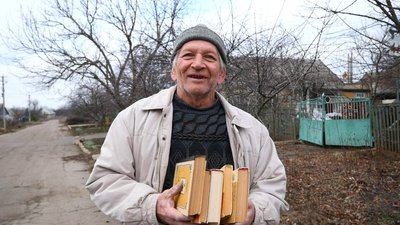Книги — це наше дозвілля": жителям Гуляйполя передали українські книжки