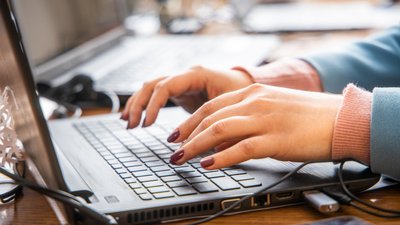 Економічна підтримка для переселенок. Жіночі організації Дніпропетровщини запрошують до участі у конкурсі проєктів