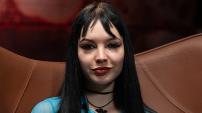 Співачка і блогерка Кажанна 