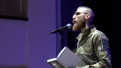 Павло Вишебаба виступає на своему поетичному вечорі у Дніпрі, 17 березня 2023 року/Фото: Суспільне Донбас Павло Вишебаба виступає на своему поетичному вечорі у Дніпрі, 17 березня 2023 року/Фото: Суспільне Донбас