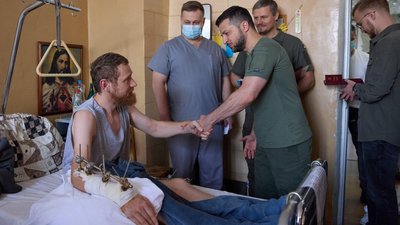 Пораненого військовослужбовця з Прикарпаття Юрія Вовкогона нагородили орденом "За мужність" III ступеня