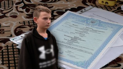 Колаж Микита Іващенко на фоні фотографії свідоцтва про народження