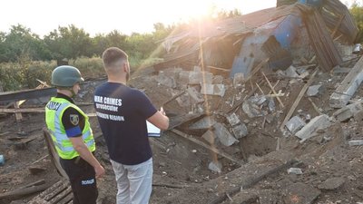 Російські окупанти поцілили трьома ракетами по території приватного будинку у Чугуєві: поранених немає