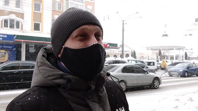 Бурульки під три метри: хто їх збиває у Рівному та хто повинен це робити Бурульки під три метри: хто їх збиває у Рівному та хто повинен це робити