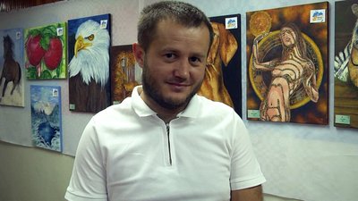 "Евакуйоване життя": у Луцьку художник з Донеччини продає картини, щоб допомогти ЗСУ