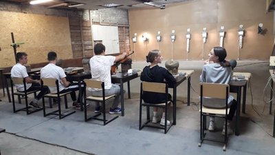 У кожній команді п'ятеро учасників: три хлопця та дві дівчини У кожній команді п'ятеро учасників: три хлопця та дві дівчини