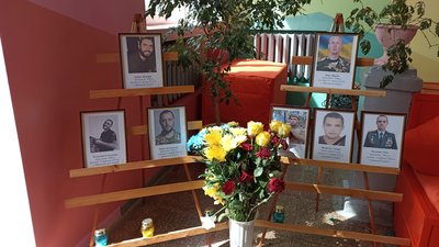 Загиблі воїни, які були випускниками цієї школи, та чиї діти в ній зараз навчаються. Загиблі воїни, які були випускниками цієї школи, та чиї діти в ній зараз навчаються.