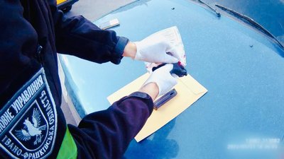 Прикарпатські поліцейські на блокпості затримали водія зі зброєю та набоями