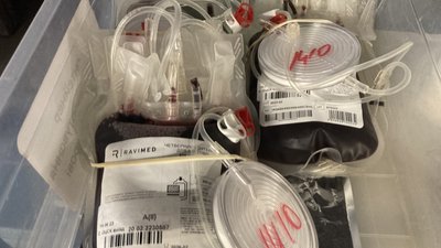 Харків'яни в укритті здали кров для українських військових Харків'яни в укритті здали кров для українських військових
