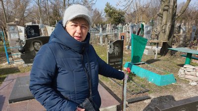 Зірвали українські прапори та погнули флагштоки: у Дніпрі невідомі понівечили могили військових Зірвали українські прапори та погнули флагштоки: у Дніпрі невідомі понівечили могили військових