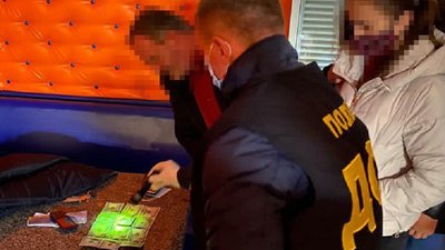 Прикарпатські поліцейські спіймали на хабарі голову та начальника відділу ОТГ Прикарпатські поліцейські спіймали на хабарі голову та начальника відділу ОТГ