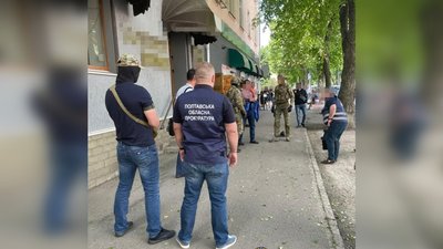 200 тисяч доларів за посаду: у Полтаві експравоохоронця підозрюють у шахрайстві 200 тисяч доларів за посаду: у Полтаві експравоохоронця підозрюють у шахрайстві