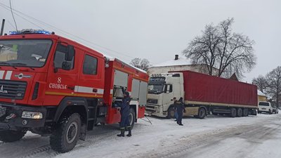 На Чернігівщині рятувальники вивільнили дві вантажівки