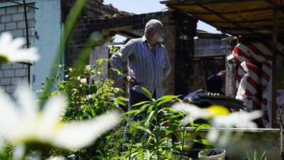 Іван Крамаровський зі Старого Салтова встановив модульний будинок на подвір'ї. Його помешкання згоріло внаслідок обстрілу. 13 червня 2023 року. Фото: Олександр Ставицький/Суспільне Харків Іван Крамаровський зі Старого Салтова встановив модульний будинок на подвір'ї. Його помешкання згоріло внаслідок обстрілу. 13 червня 2023 року. Фото: Олександр Ставицький/Суспільне Харків