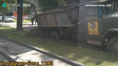 У "Рівнеоблводоканалі" пояснили, чому їхня вантажівка застрягла на газоні