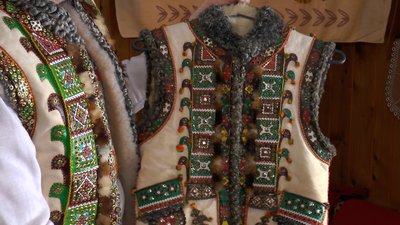 Береже традиції та одягає людей: у Космачі на Івано-Франківщині Юрій Поляк шиє гуцульський одяг Береже традиції та одягає людей: у Космачі на Івано-Франківщині Юрій Поляк шиє гуцульський одяг