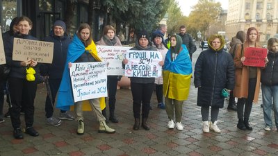 "Аби влада переспрямувала витрати". У Миколаєві відбулася акція "Гроші на ЗСУ" "Аби влада переспрямувала витрати". У Миколаєві відбулася акція "Гроші на ЗСУ"