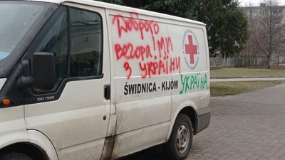 Поляк, вінничанин та полтавець возять гуманітарну допомогу до міст України, де були обстріли Поляк, вінничанин та полтавець возять гуманітарну допомогу до міст України, де були обстріли