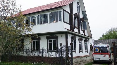 У Чернігові проводять обшуки і затримання у реабілітаційному центрі для алко та наркозалежних У Чернігові проводять обшуки і затримання у реабілітаційному центрі для алко та наркозалежних