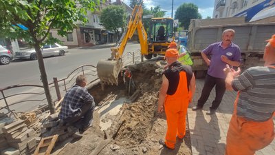 Центр Луцька – без води: комунальники ліквідовують аварію на водогоні