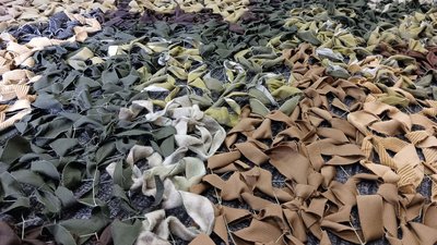 Робота стала інтенсивнішою: у Миколаєві жіночий батальйон "Кікімори" продовжує плести маскувальні сітки Робота стала інтенсивнішою: у Миколаєві жіночий батальйон "Кікімори" продовжує плести маскувальні сітки