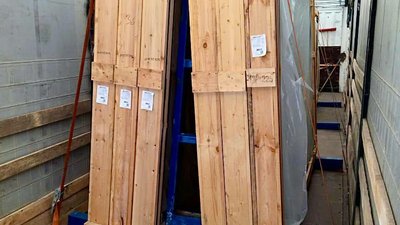 Київські митники викрили схему ввезення 86 тонн російського скла