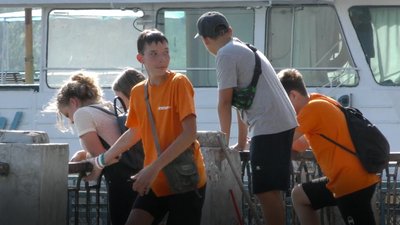 Прибирання з виставою: у Херсоні провели екологічну акцію