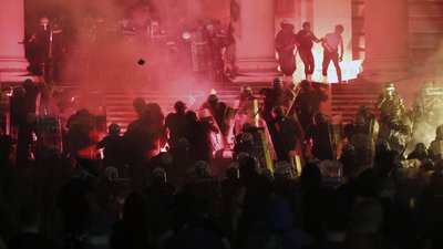 Газ, кийки, стрілянина. Що відбувається на протестах у Сербії