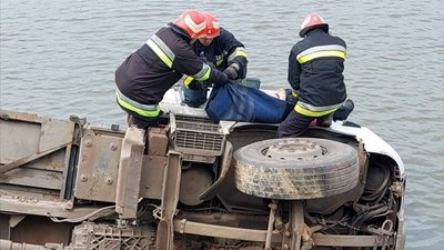 На Кіровоградщині вантажівка впала у ставок. Водій загинув На Кіровоградщині вантажівка впала у ставок. Водій загинув