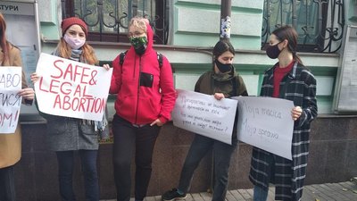 Під консульством у Харкові — акція проти заборони абортів у Польщі