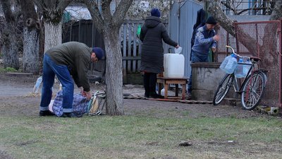 Готували їжу військовим, а воду шукали у колодязях: як жителі Олександрівки жили під час обстрілів Готували їжу військовим, а воду шукали у колодязях: як жителі Олександрівки жили під час обстрілів