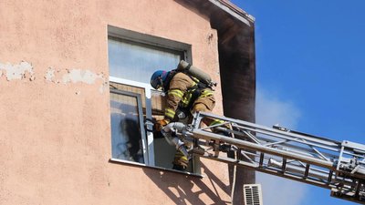 Вогнеборці ліквідували пожежу в адміністративній будівлі у Дніпрі
