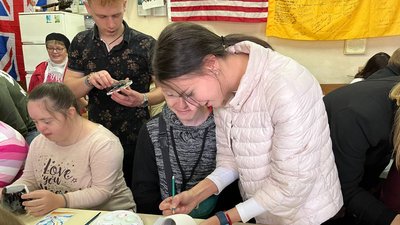 Діана допомагає розмальовувати горня Діана допомагає розмальовувати горня