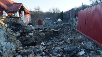 "Дідька лисого Путін нас налякає ". На Київщині "шахед" влучив у подвір’я літніх людей